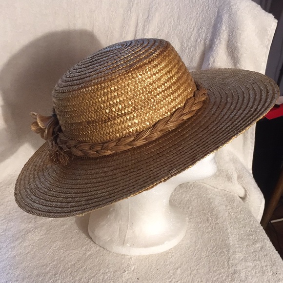 The Summer straw hat in great condition - Picture 5 of 13